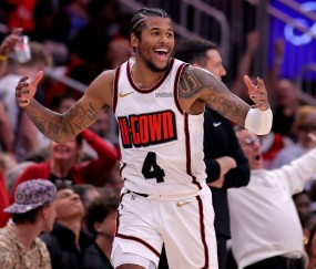 九游体育官网-转折点里昂单刀错失，NBA总决赛关键时刻攻防权衡，质疑声仍在，更衣室氛围转暖的简单介绍