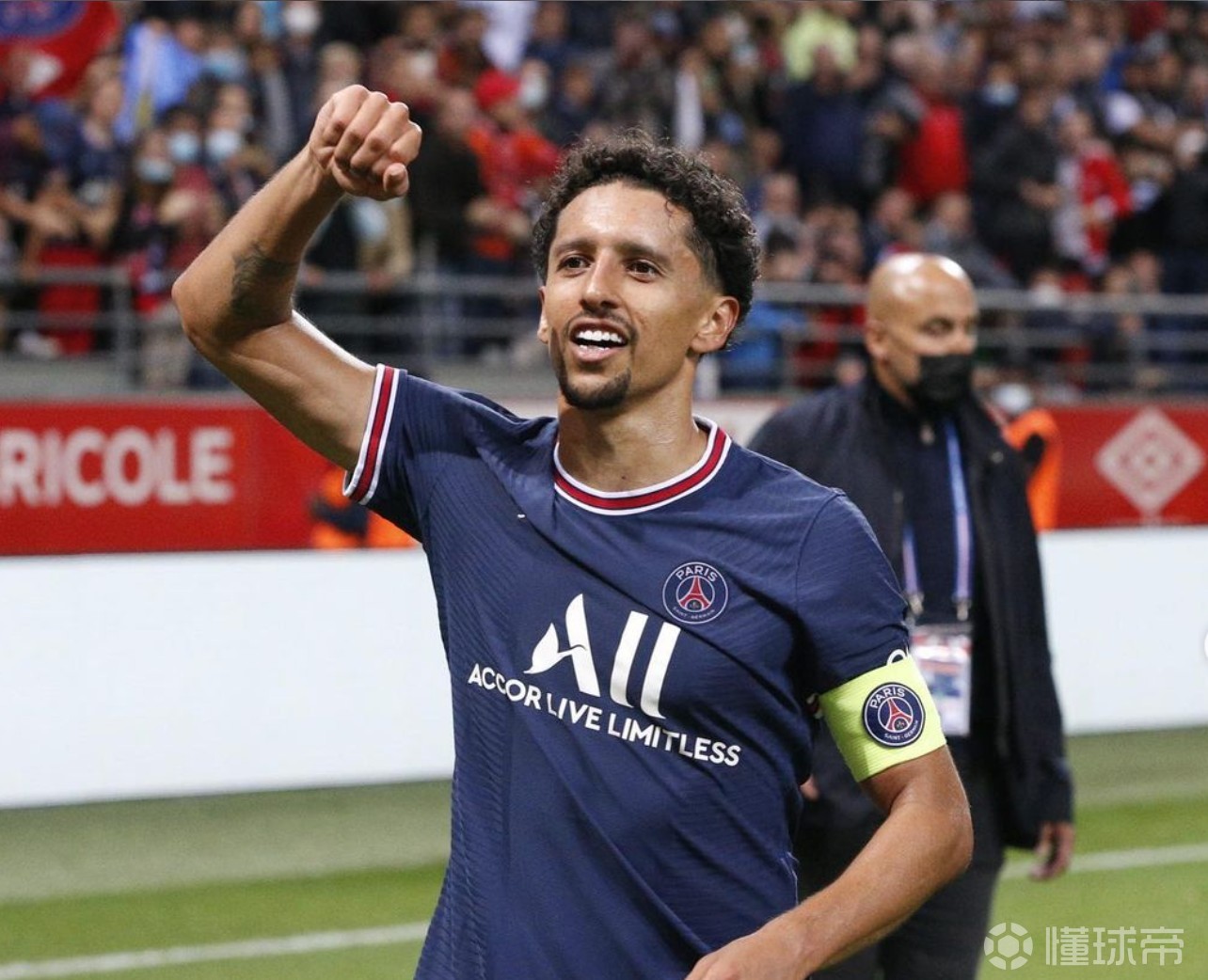 山东泰山训练开放日，转会期迎来里程碑引欢呼，法甲在即，更衣室氛围转暖