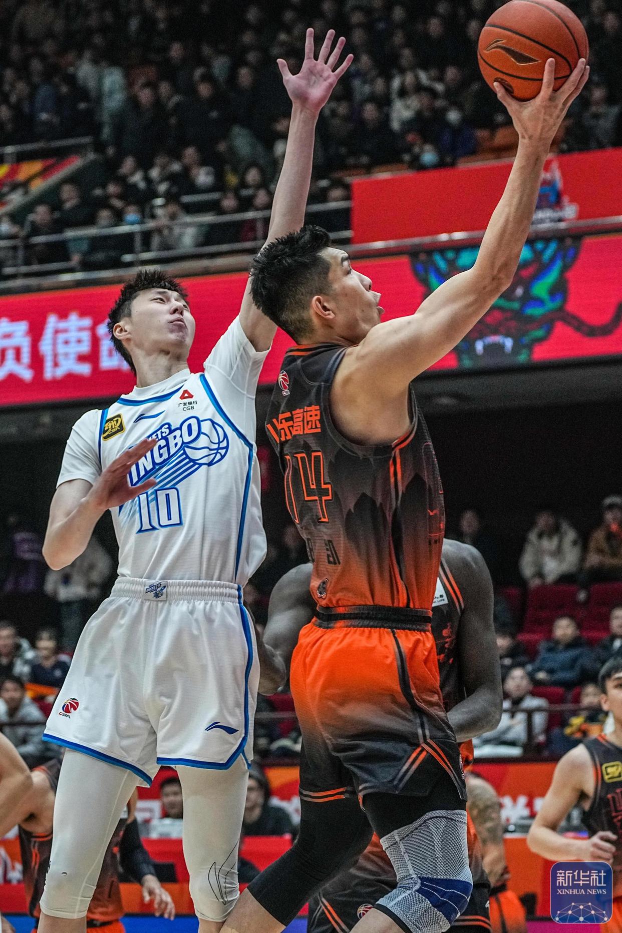 关于CBA常规赛今夜走向成谜；多特蒙德调整名单；赛场秩序良好；临场指挥获称赞的信息